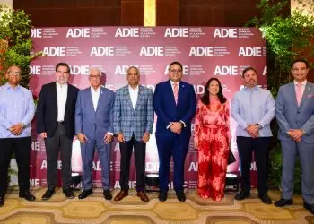 Manuel Cabral, Martín Robles, Joel Santos, Andrés Astacio y Alfonso Rodríguez, junto a ejecutivos