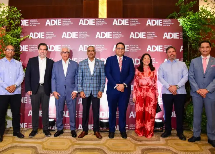 Manuel Cabral, Martín Robles, Joel Santos, Andrés Astacio y Alfonso Rodríguez, junto a ejecutivos