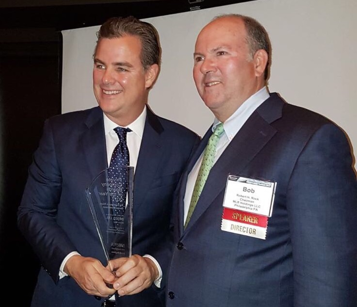 manuel diez recibe el premio por robert h. rock, presidente de la revista family business magazine.