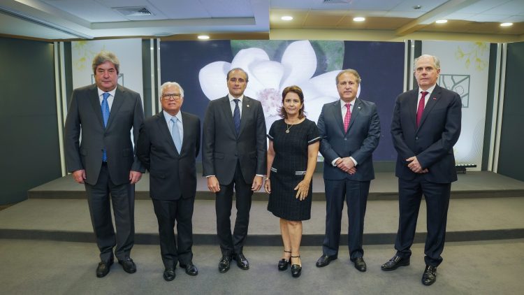 Manuel Eliseo Fernández, Luis López, Lawrence Hazoury, Miriam Armenteros, Gustavo Ariza y David Fernández.