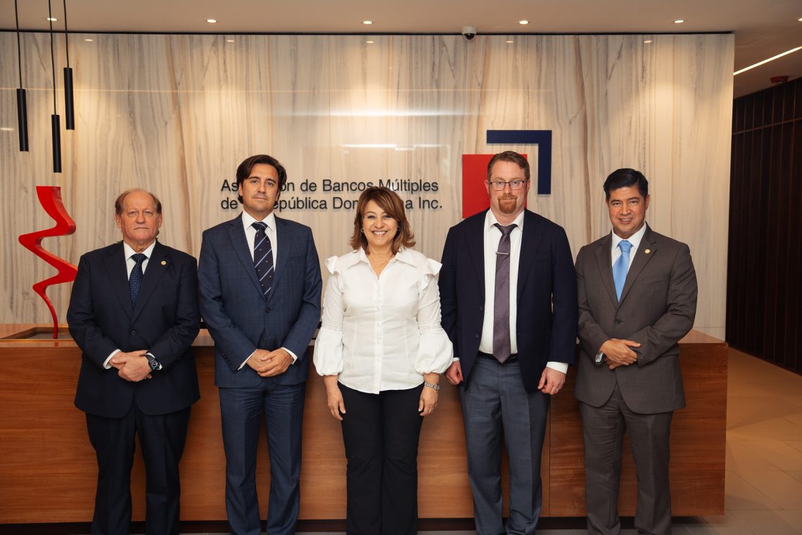 Manuel González, Ricardo Llaudes, Rosanna Ruiz, Nate Arnold y Julio ...