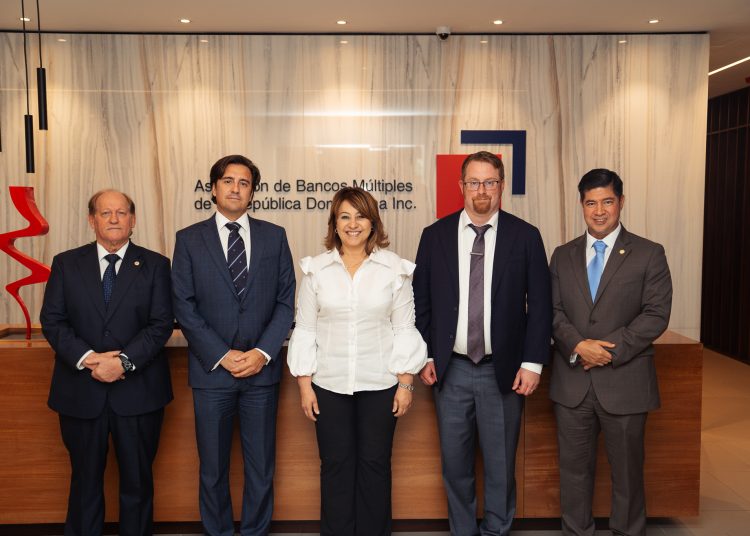 Manuel González, Ricardo Llaudes, Rosanna Ruiz, Nate Arnold y Julio Lozano.