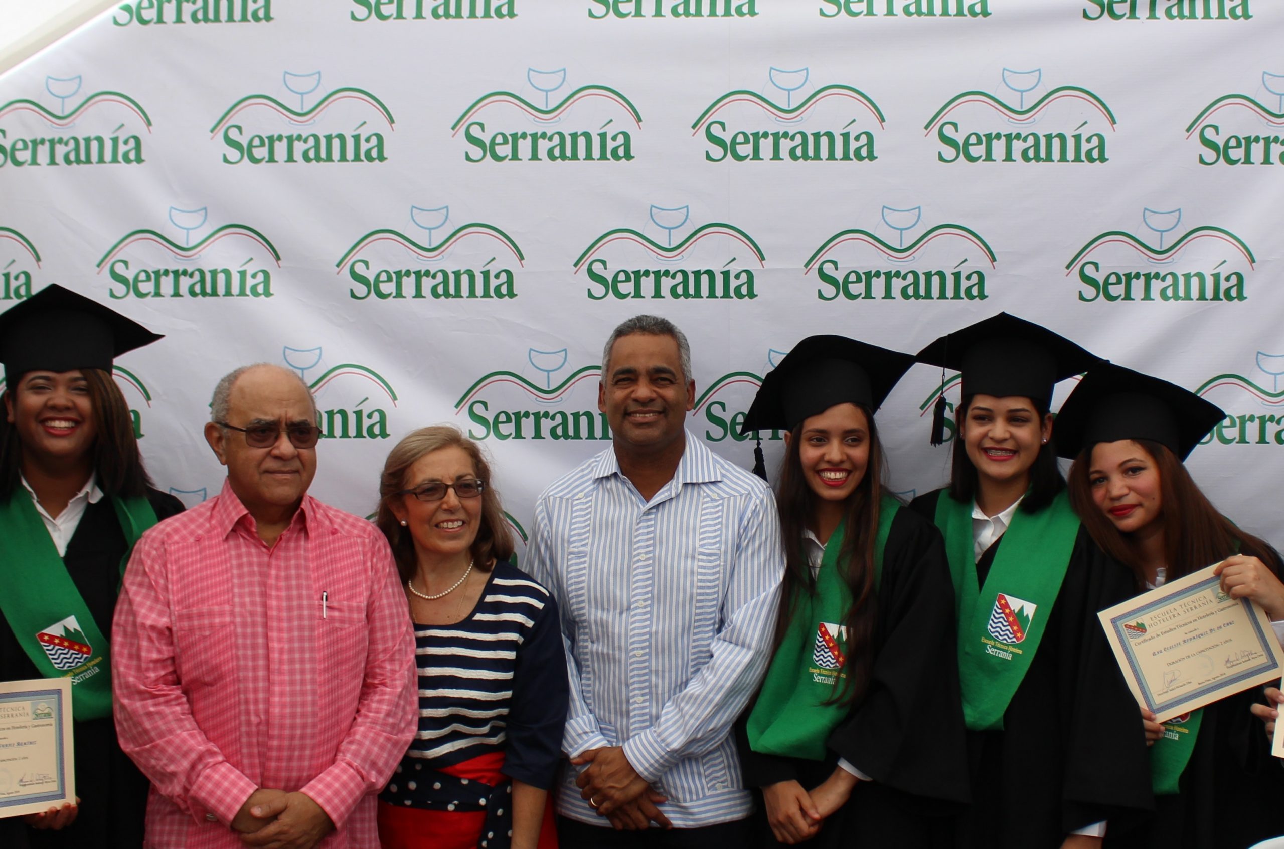 manuel quiterio cedeño, maribel pichardo y josel santos, junto a las estudiantes que finalizaron sus estudios en esta casa educativa.