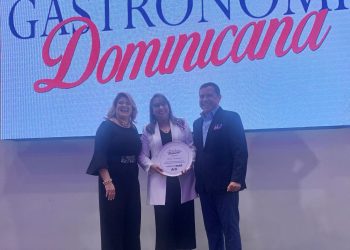 Marcelle Alvarez, Indhira Portes, directora de Pollos Victorina y Raymundo Morales, durante la entrega del galardón a la empresa.