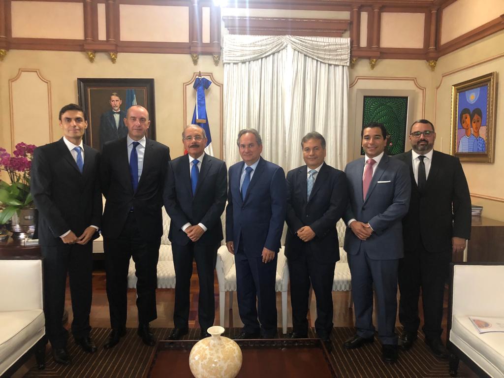 marcio juliano, luciano carrillo, presidente danilo medina, franklin león, jose pérez, johan gonzález y caio miranda
