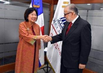 La directora gerente de Políticas de Desarrollo y Alianzas del GBM, Mari Pangestu y el ministro de Economía, Miguel Ceara Hatton.