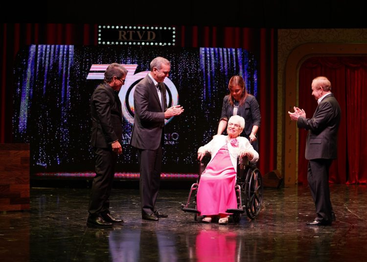 María Cristina Camilo recibió en 2022 reconocimiento de RTVD. Junto a ella, Iván Ruiz, el Presidente Luis Abinader y Ellis Pérez.