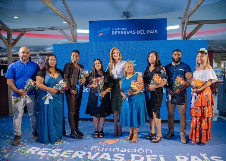 María Isabel Pérez, presidenta ejecutiva de Fundación Reservas del País junto a microempresarios. | Fuente externa.