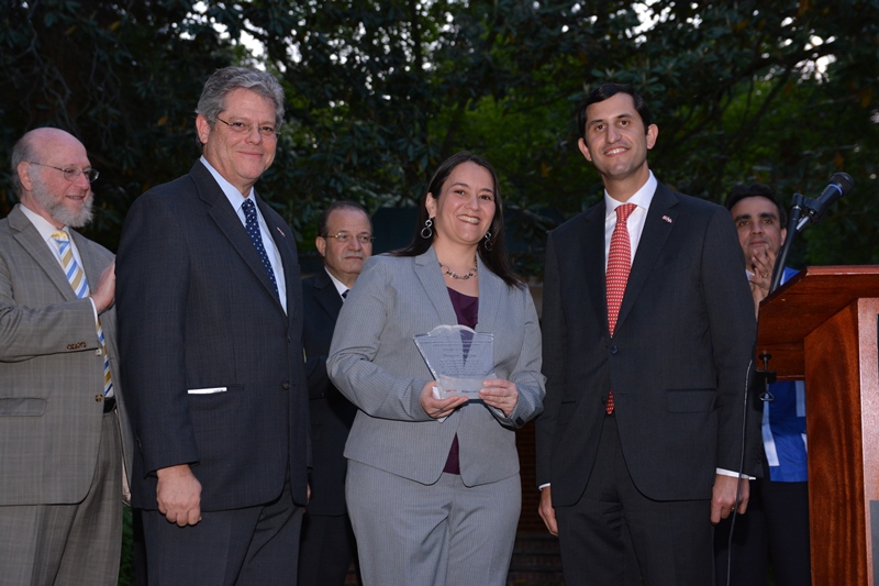 Maria Mejía, Gustavo Tavares y Roberto Herrera durante el reconocimiento a dominicanos destacados en Estados Unidos./elDinero