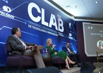 Maria Walska y Alan Muñoz durante el foro del XXII CLAB 2022.