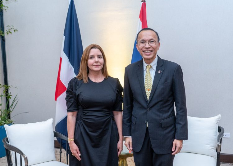 Mariajose Turull de Roig y Kallayana Vipattipumiprates. | Fuente externa.