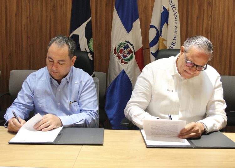 Mario Lama, director del Servicio Nacional de Salud (SNS), y Ángel David Taveras Digo del ODAC.
