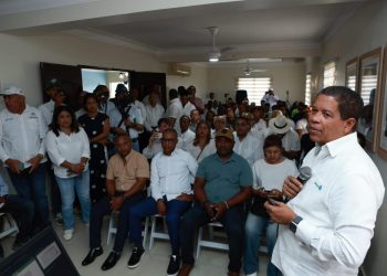 Mario Méndez, vicepresidente de la firma Empaca, detalla que área ocupada por el proyecto existe vegetación secundaria, vegetación costera sobre arena y un pequeño manglar.