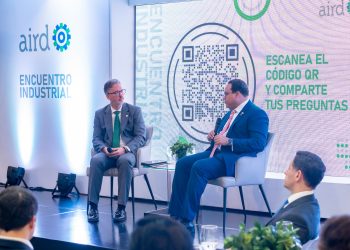 Mario Pujols, vicepresidente de la AIRD, junto al superintendente de Electricidad. - Fuente externa.