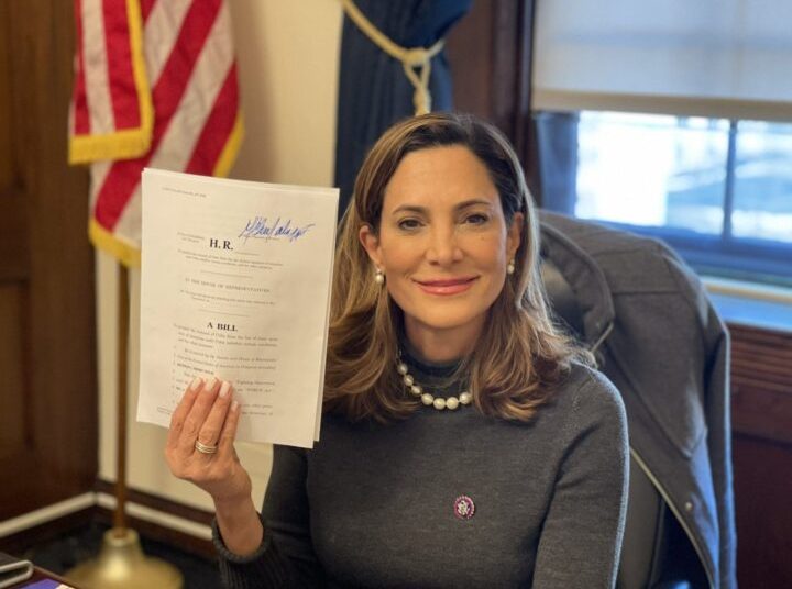 La congresista republicana María Elvira Salazar fue una de los legisladores que solicitó se rechace al nominado al cargo de secretario de Estado, Antony Blinken, de no dar una postura en contra de los regímenes de Cuba y Venezuela. En la foto, la congresista muestra el proyecto de ley que mantiene a Cuba en la lista negra de terrorismo de EEUU. | Fuente externa.