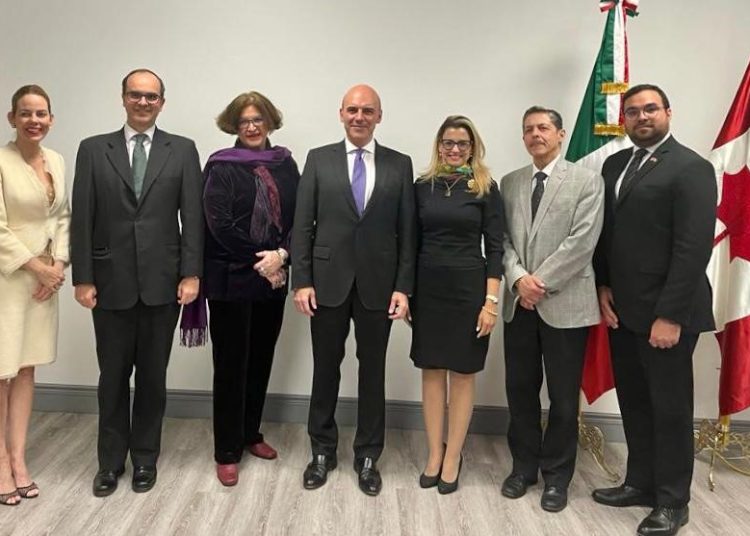 María Leyba, Alfredo Martínez Serrano, Luisa -Chiqui- Vicioso, Frigdiano Durántez, Michelle Cohen, Constantino Macías García y Ángel González.