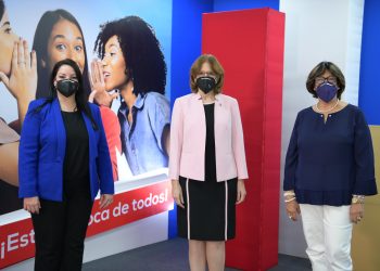 Marjorie Benoit y Yolanda Guzmán de ACAP, junto a Lil Alfonso Grisanty, notaria pública.