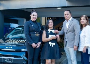 Marleny Guzmán Rosa recibe un automóvil KIA Picanto LX 2026 de parte del director ejecutivo de Priority Courier, David Sosa.