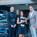 Marleny Guzmán Rosa recibe un automóvil KIA Picanto LX 2026 de parte del director ejecutivo de Priority Courier, David Sosa.