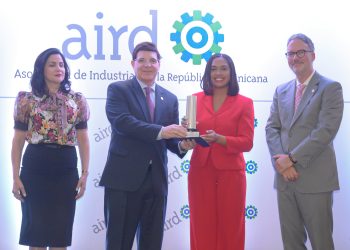 Massiel de Jesús, al recibir premio de los directivos de la AIRD. - Ronny Cruz.