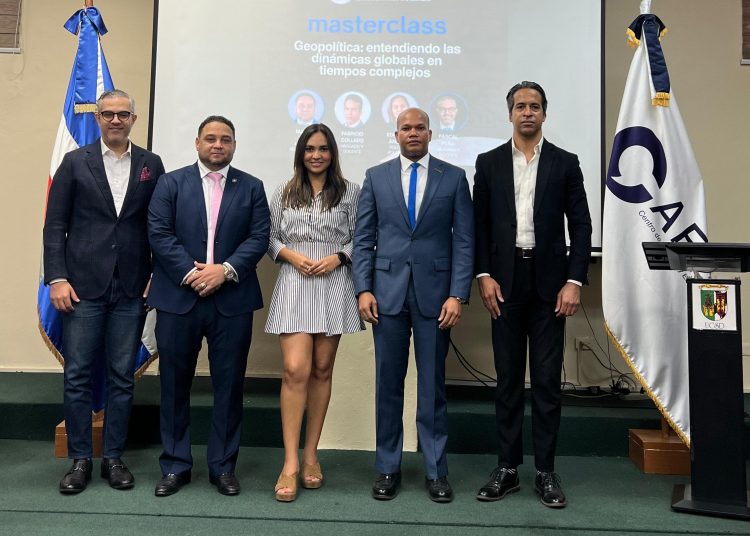 El evento reunió a especialistas en derecho, política y geopolítica, como Fabricio Collado, Pascal Peña, Edhoarda Andújar y Manuel Cruz.