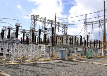 “Técnicos y brigadas de Edesur laboran para normalizar el servicio en sectores como 30 de Mayo, Costa Brava, El Cacique y La Paz tras la avería en la subestación Matadero.”