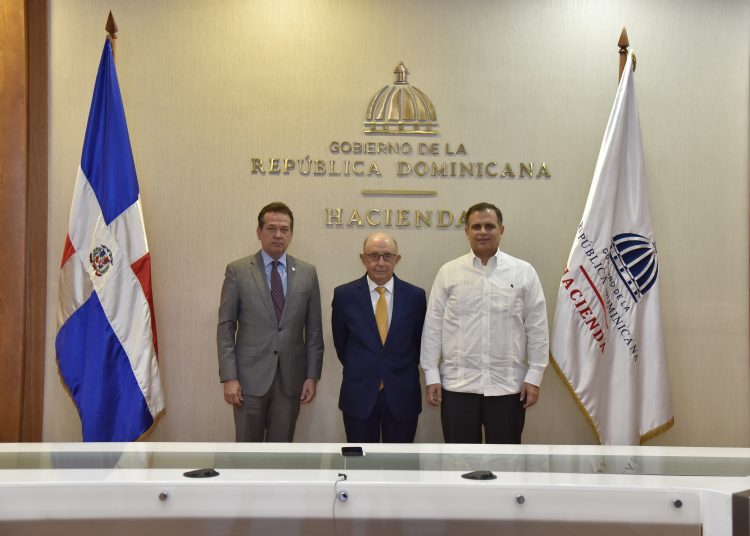 Víctor Bisonó, Cristóbal Montoro y José Manuel (Jochi) Vicente.