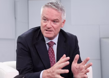 Cormann, pidió reforzar la cooperación internacional para corregir los desequilibrios económicos globales.