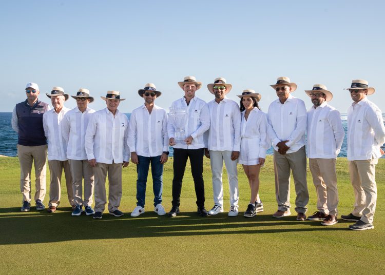 Matt Wallace junto edecanes del Corales Puntacana Championship. | Fuente externa.