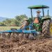 Los equipos agrícolas agilizan tareas como la preparación del terreno, la rastra, la siembra, la fumigación y la fertilización.