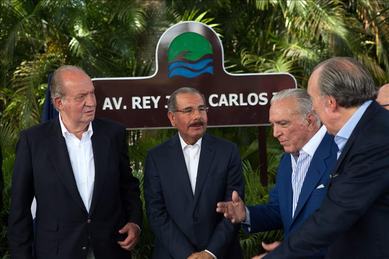 El rey Juan Carlos de España, Danilo Medina, Alfonso Fanjúl y José Fanjúl, durante la inauguración del "XIII Encuentro Empresarial Padres e Hijos", en La Romana.