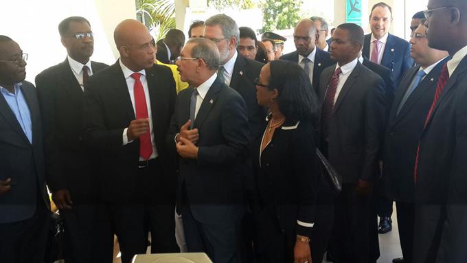 La reunión entre ambos presidentes se realizó el aeropuerto de Barahona. /FE