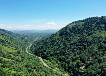 RD, al igual que otros estados insulares, es altamente vulnerable a sequías, inundaciones, tormentas, huracanes, deslizamientos de tierra e incendios forestales.