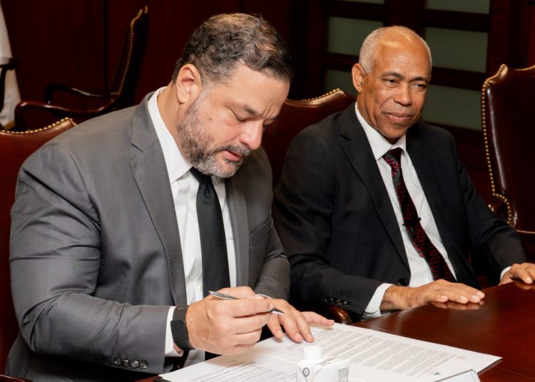 El acuerdo fue rubricado Paíno Henríquez, ministro de Medio Ambiente; por Jhonattan Toribio, director general de Administración y Carrera Judicial del Poder Judicial.