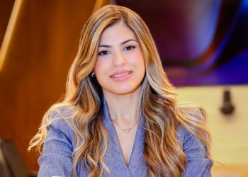 Melissa Pérez cuenta con experiencia en el mercado de valores y el sector financiero, además de formación especializada en finanzas y negociación.