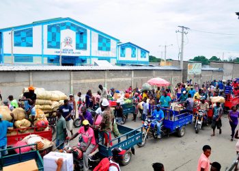En cuanto al comercio entre ambos países en puntos comerciales fuera del mercado binacional, se destacan negocios en la informalidad. - Fuente externa.