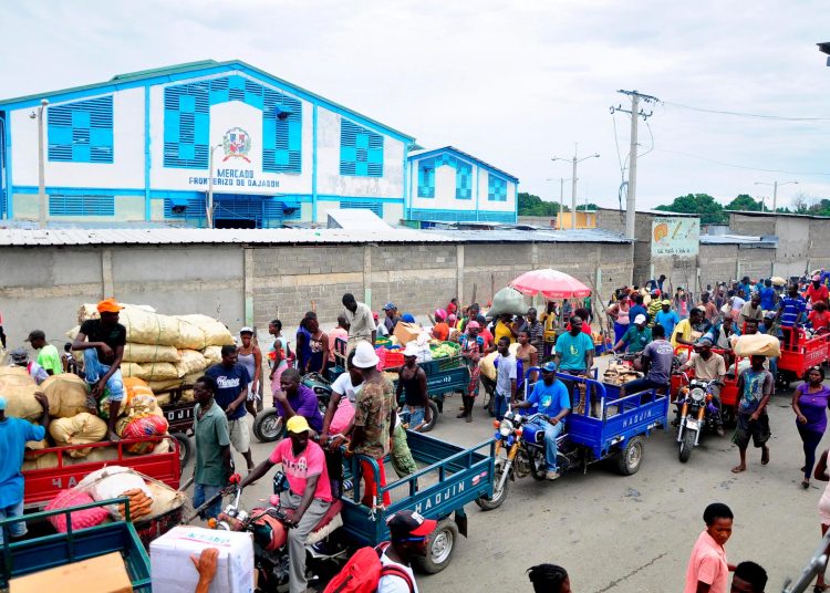 En cuanto al comercio entre ambos países en puntos comerciales fuera del mercado binacional, se destacan negocios en la informalidad. - Fuente externa.