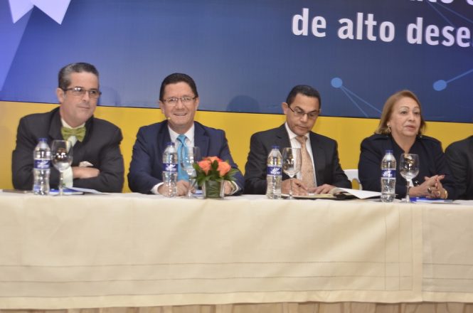 mesa principal de la conferencia