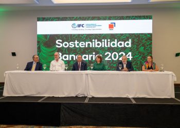 Mesa principal del evento sobre sostenibilidad bancaria. - Fuente externa.