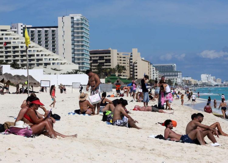 los principales destinos turísticos son la Riviera Maya, en el estado de Quintana Roo; Ixtapa Zihuatanejo y Acapulco, entre otros.