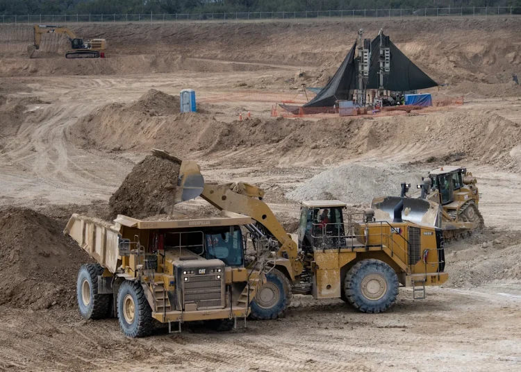 La minería cayó un 8.4%; la construcción, el 2.7%; la generación y suministro de energía, el 1.1%, y las manufacturas, un 0.5%