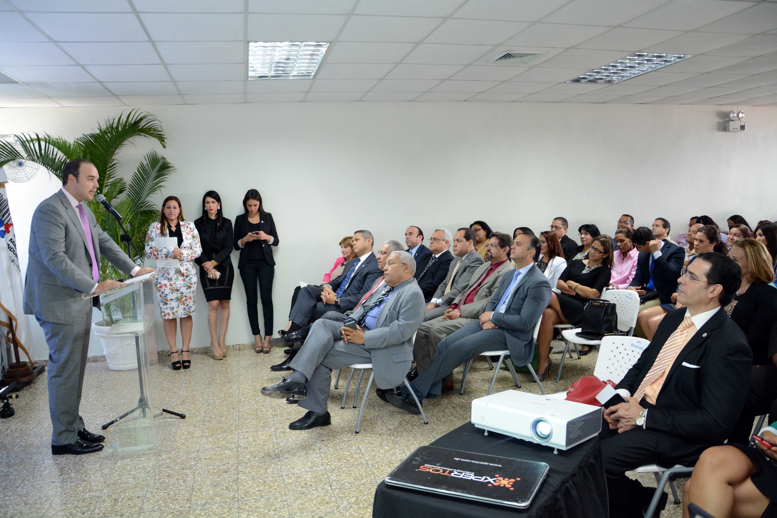 El ministro de Industria y Comercio, José del Castillo Saviñón, mientras se dirigía a los presentes en el acto de presentación de "las cinco S".
