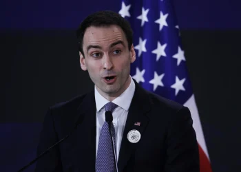 Creemos que la adopción de la IA no puede conducir a un futuro mejor si está sujeta a burocracias y al control centralizado", sentenció Kratsios.