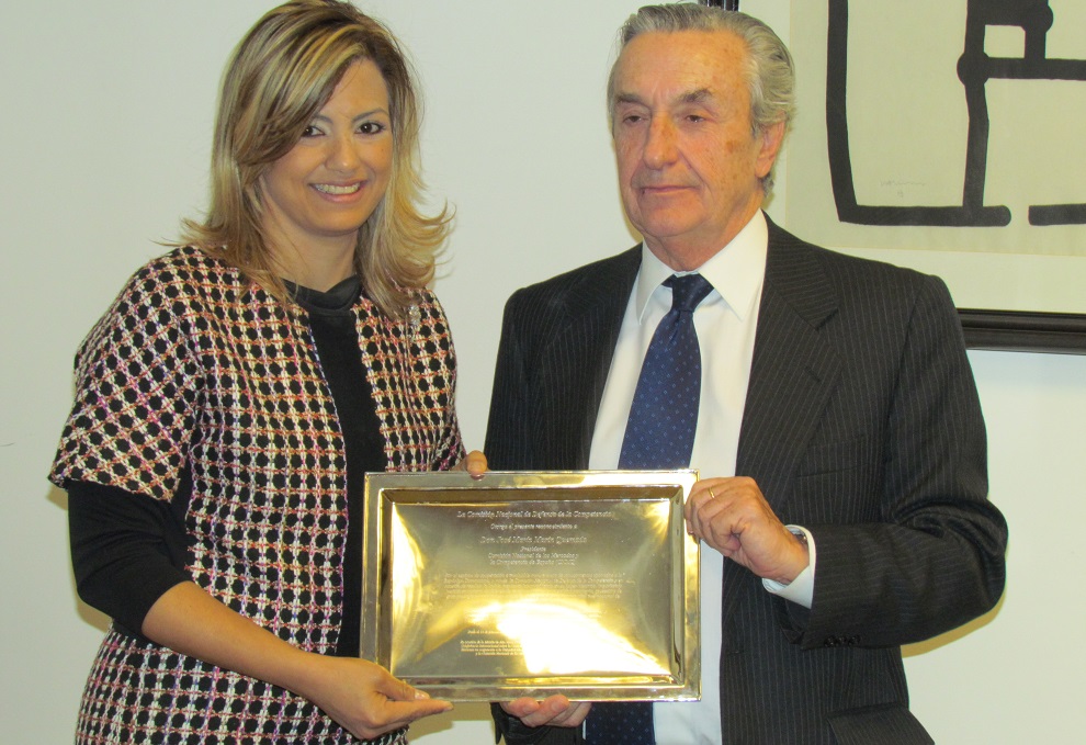 Michelle Cohen, presidenta de ProCompetencia, entreó a su homólogo español, José María Marín, una placa de reconocimiento por el aporte que ha hecho al pais.