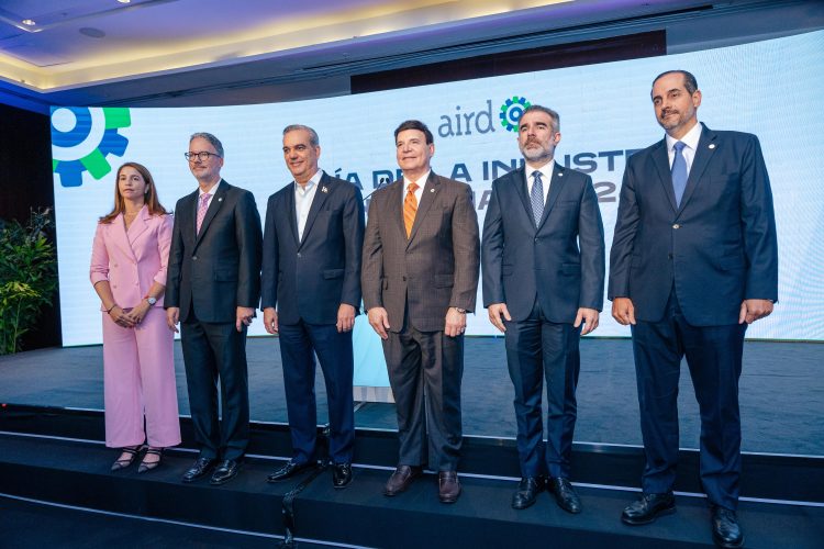 Presidente Luis Abinader junto a directivos de AIRD
