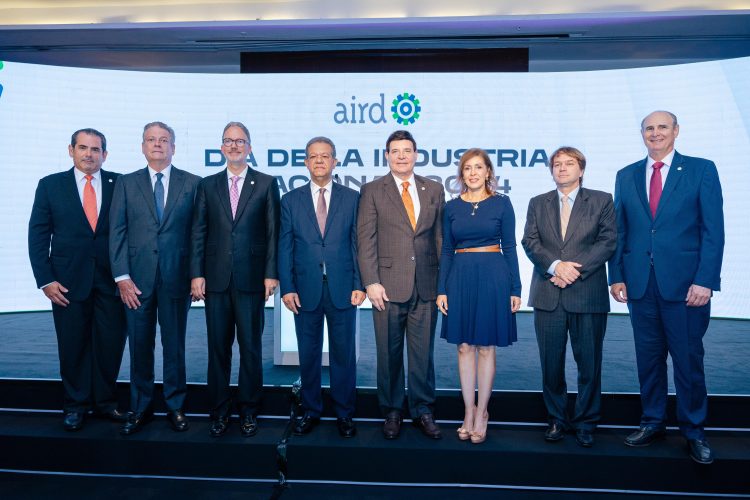 Leonel Fernández junto a directivos de AIRD