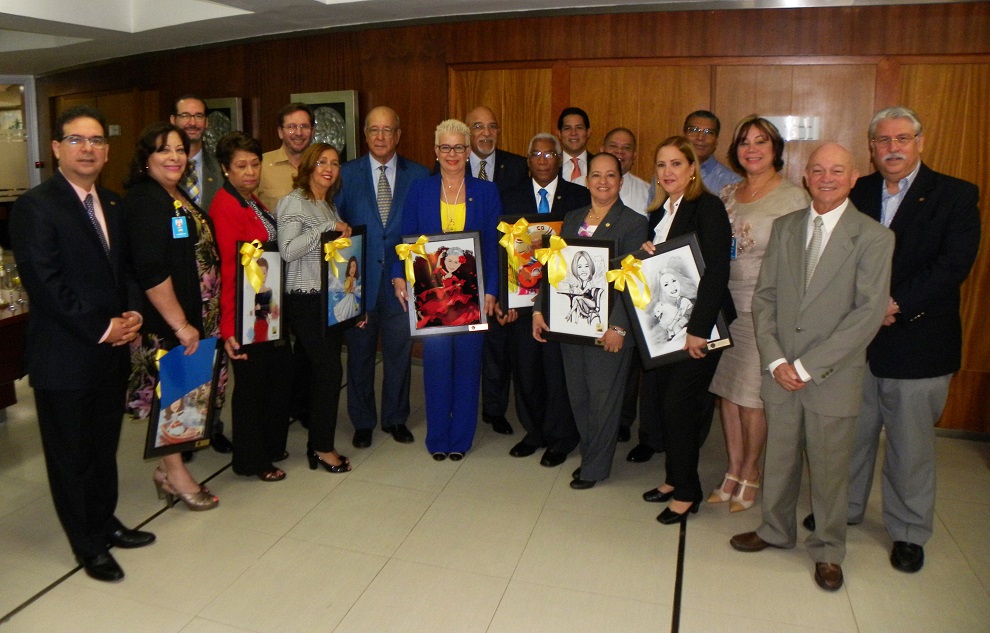 miembros de la junta encabezada por freddy reyes ejecutivos junto a los colaboradores reconocidos por su trayectoria