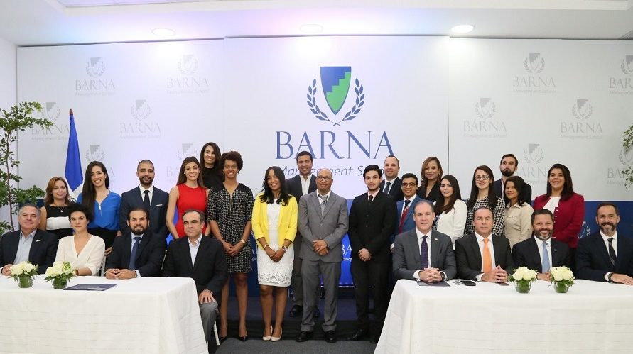 miembros del consejo regente de barna con los jóvenes galardonados con las becas a la excelencia.