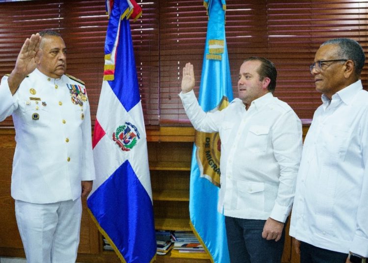 El saliente director, Venancio Alcántara, destacó que en su gestión mejoró el salario de los colaboradores y construyó nuevos centros de interdicción.