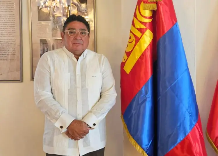 En un acto oficial, Miguel Calzada León izó la bandera de Mongolia en la sede del cuerpo consular en Santo Domingo.